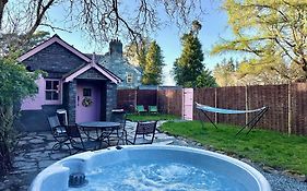 Tiny Romantic Retreat With Hot Tub On A Country Estate Near Cardigan Bay In Eryri Snowdonia